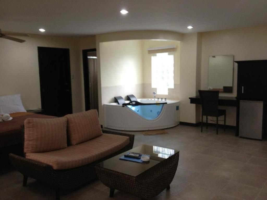 Boomerang Hotel Angeles Esterno foto