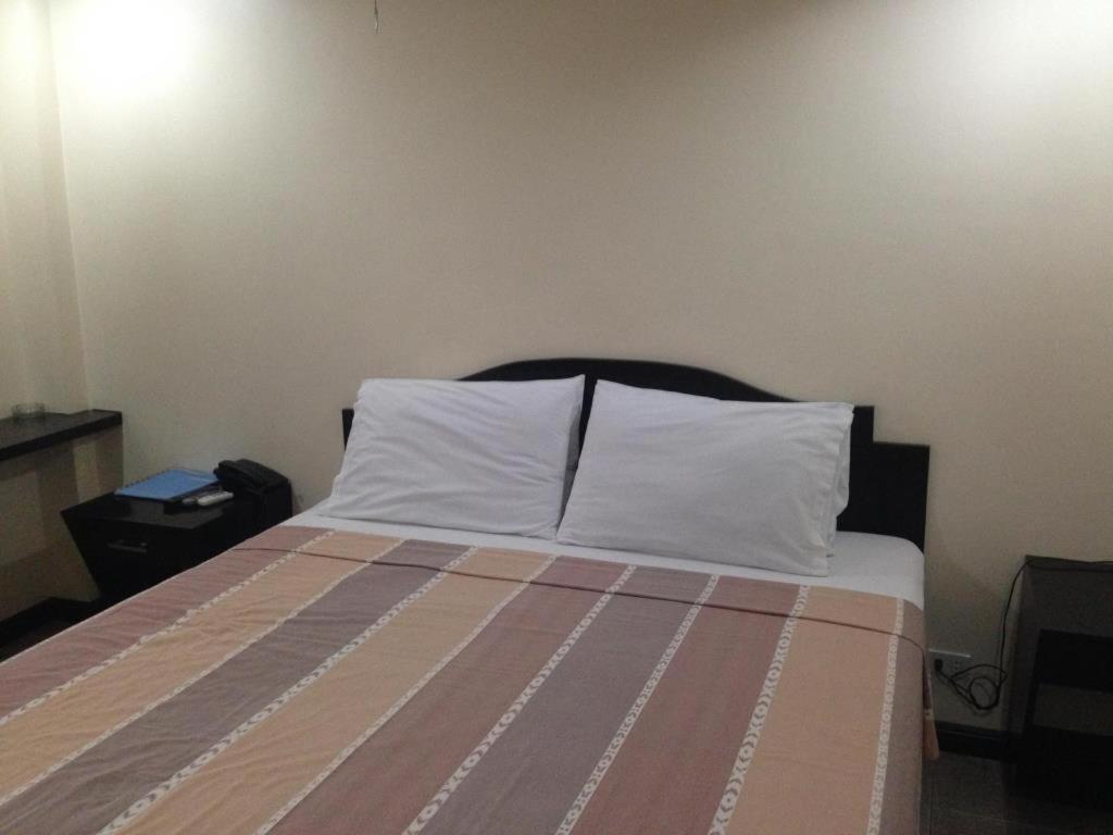 Boomerang Hotel Angeles Esterno foto
